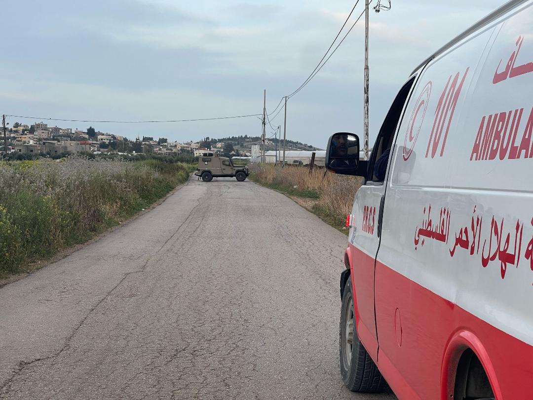 قوات الاحتلال تمنع مركبة اسعاف الهلال الأحمر من نقل المصاب